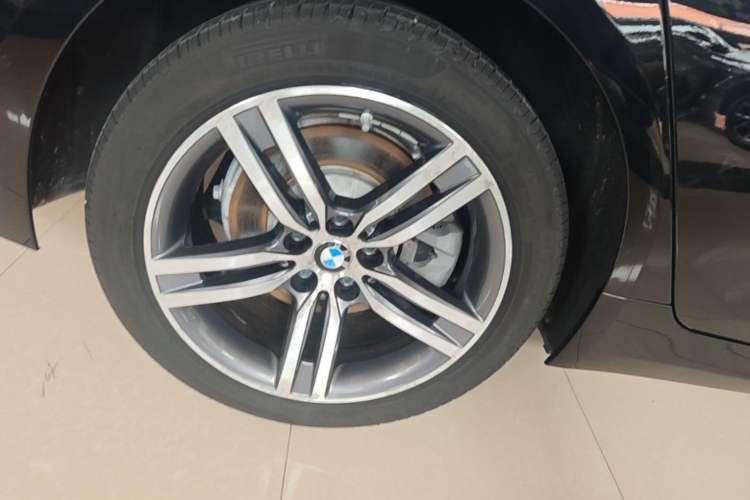 Used BMW 5 Series 2022 Updated 530Li Leading Edition Luxury Package Right Rear Wheel Hub