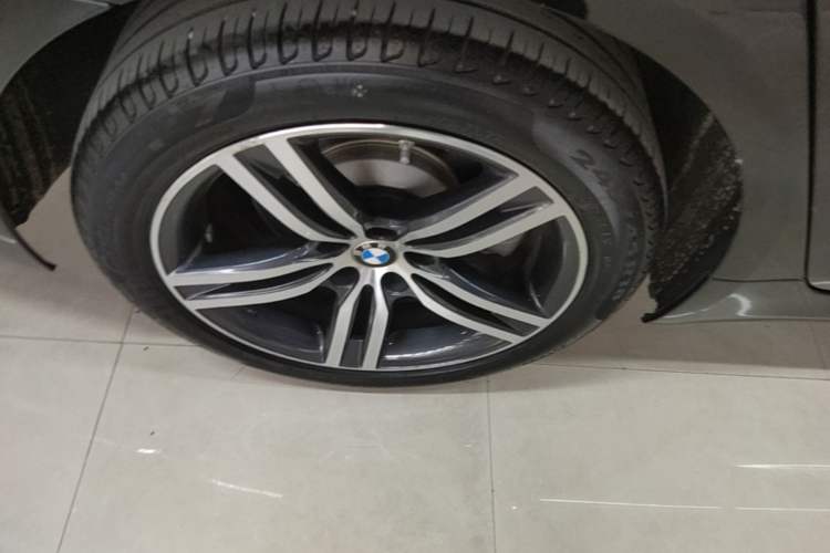 Used BMW 5 Series 2022 530Li Leading Luxury Package Right Rear Wheel Hub