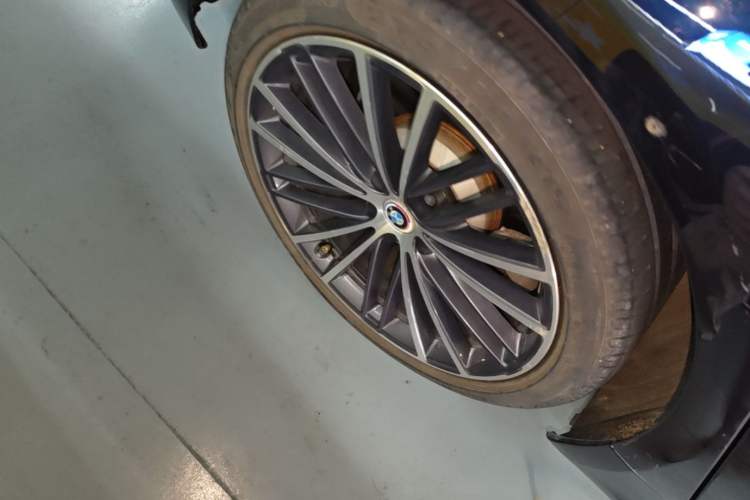 Used BMW 5 Series 2022 Second Facelift 530Li Leading Edition M Sport Package Right Rear Wheel Hub