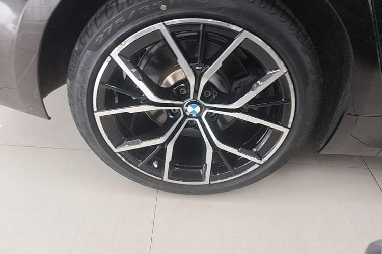 Used BMW 5 Series 2022 Second Facelift 530Li Luxury Version M Sport Package Right Rear Wheel Hub