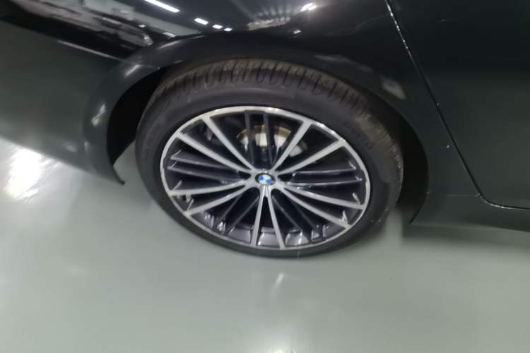 Used BMW 5 Series 2022 530Li Leading Model M Sport Package Right Rear Wheel Hub