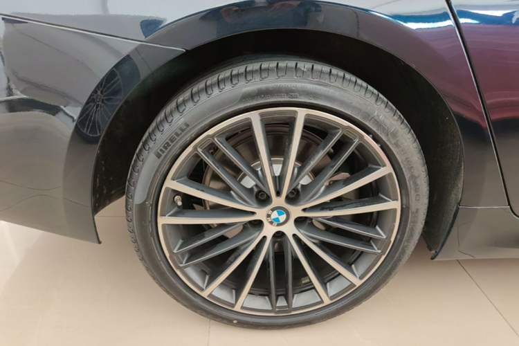 Used BMW 5 Series 2022 Second Facelift 530Li xDrive M Sport Package Right Rear Wheel Hub