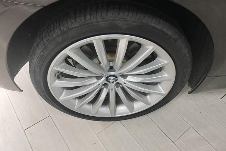 Used BMW 5 Series 2022 Second Facelift 530Li Luxury Edition Premium Package Right Rear Wheel Hub