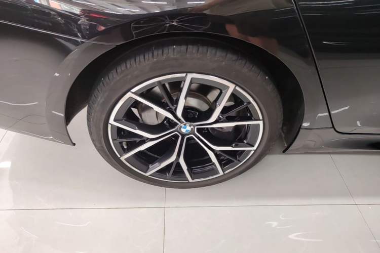 Used BMW 5 Series 2022 Restyled 530Li Luxury Edition M Sport Package Right Rear Wheel Hub