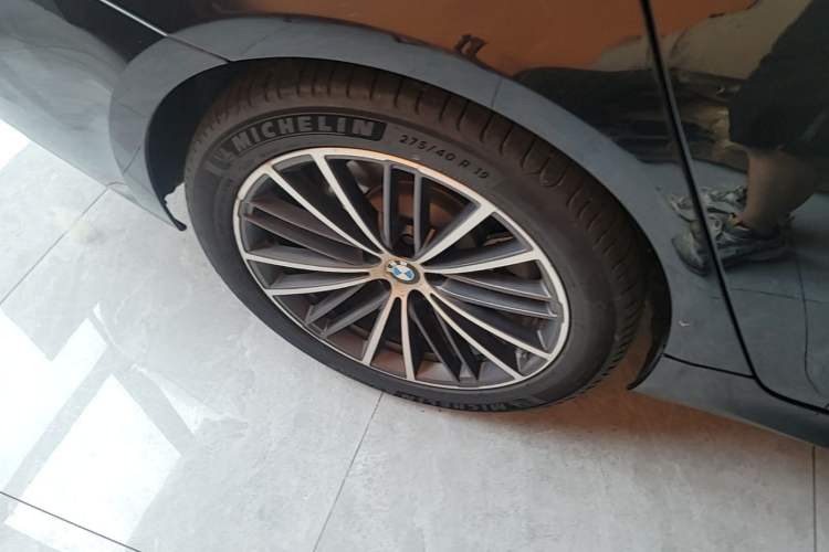 Used BMW 5 Series 2022 Second Facelift 530Li Leading Edition M Sport Package Right Rear Wheel Hub