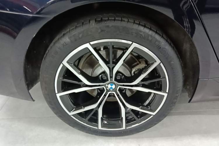 Used BMW 5 Series 2022 Revised Version 3 530Li Luxury Edition M Sport Package Right Rear Wheel Hub
