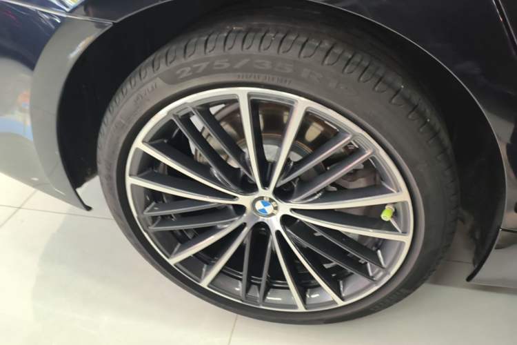Used BMW 5 Series 2022 Restyled 530Li Leading Edition M Sport Package Right Rear Wheel Hub