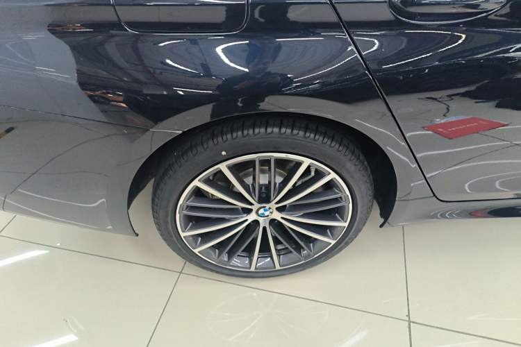 Used BMW 5 Series 2022 Second Facelift 530Li Leading Edition M Sport Package Right Rear Wheel Hub