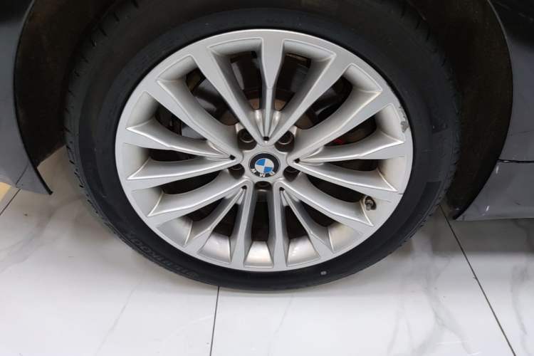 Used BMW 5 Series 2022 Second Facelift 525Li Luxury Package Right Rear Wheel Hub