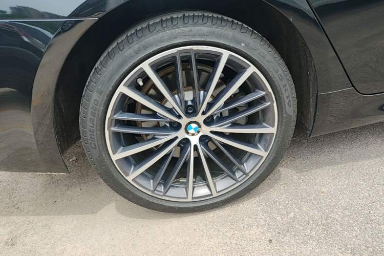 Used BMW 5 Series 2022 Second Facelift 530Li Leading Edition M Sport Package Right Rear Wheel Hub