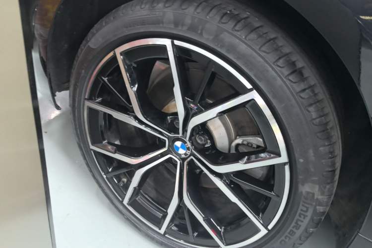 Used BMW 5 Series 2022 Revised Version 3 530Li Luxury Edition M Sport Package Right Rear Wheel Hub