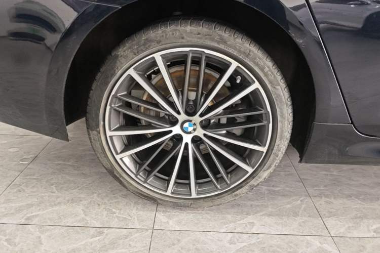 Used BMW 5 Series 2022 Second Facelift 530Li Leading Edition M Sport Package Right Rear Wheel Hub