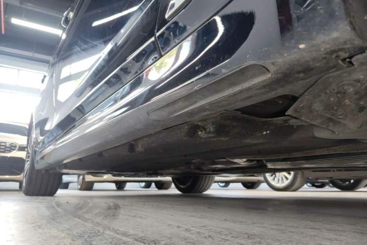 Used BMW 5 Series 2022 Restyled 530Li Leading Edition M Sport Package Right Side Sill