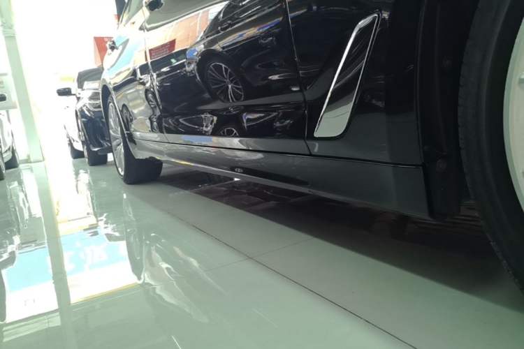 Used BMW 5 Series 2022 Second Facelift 530Li Luxury Edition Premium Package Right Side Sill