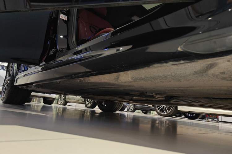 Used BMW 5 Series 2022 Second Facelift 530Li Luxury Version M Sport Package Right Side Sill