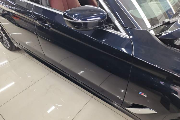 Used BMW 5 Series 2022 Restyled 530Li Leading Edition M Sport Package Right Side Sill