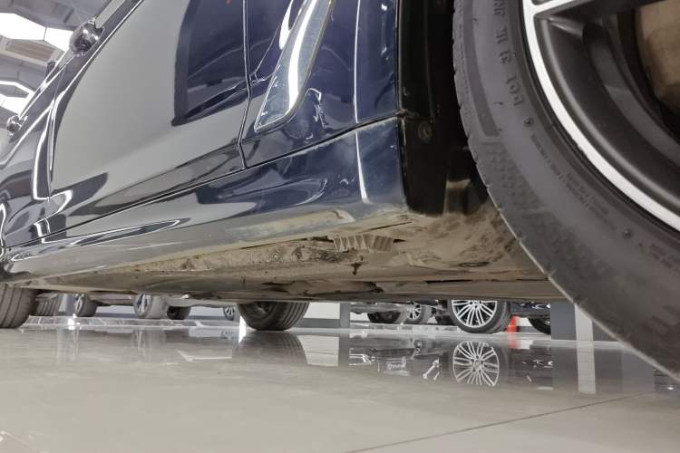 Used BMW 5 Series 2022 Second Facelift 525Li M Sport Package Right Side Sill