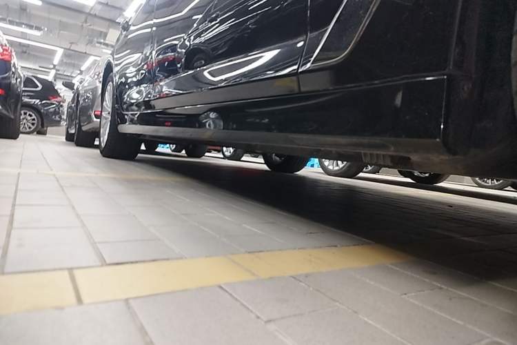 Used BMW 5 Series 2022 Second Facelift 525Li Luxury Package Right Side Sill