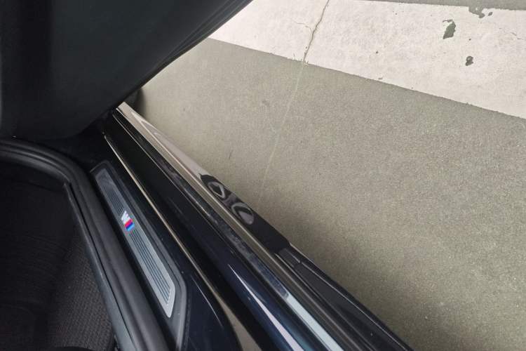 Used BMW 5 Series 2022 Restyled 530Li Leading Edition M Sport Package Right Side Sill