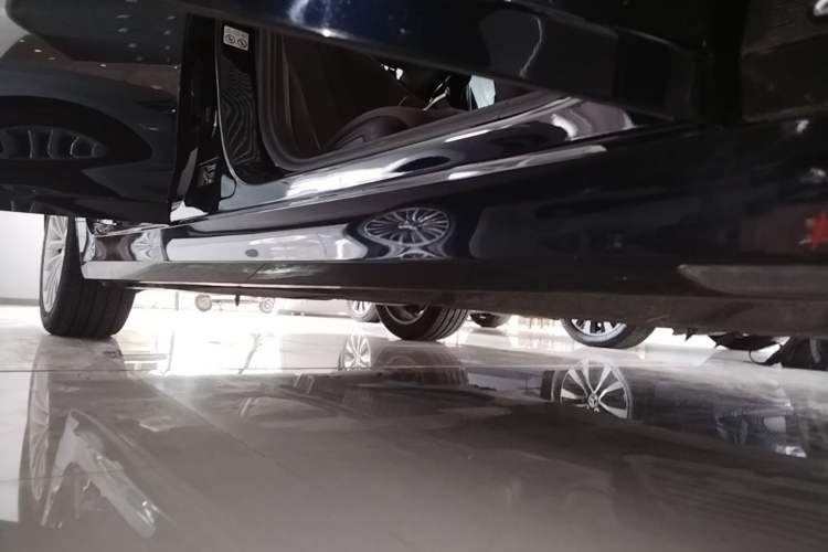 Used BMW 5 Series 2022 Second Facelift 525Li Luxury Package Right Side Sill