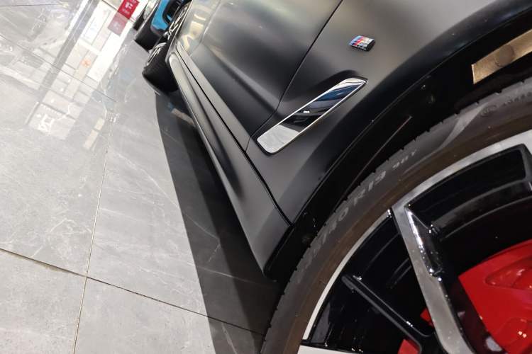 Used BMW 5 Series 2022 Restyled 540i Luxury Edition M Sport Package Right Side Sill