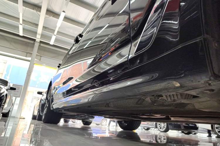 Used BMW 5 Series 2022 Restyled 530Li Luxury Edition M Sport Package Right Side Sill
