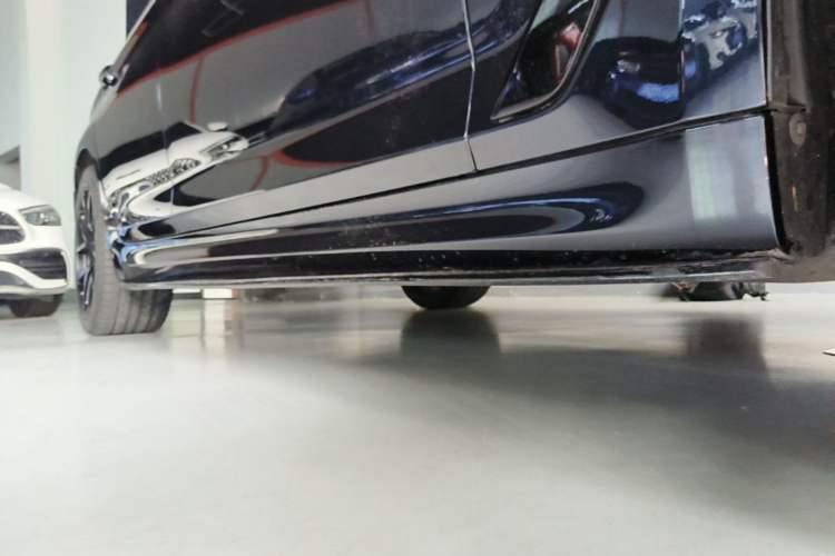 Used BMW 5 Series 2022 Restyled 540i Luxury Edition M Sport Package Right Side Sill