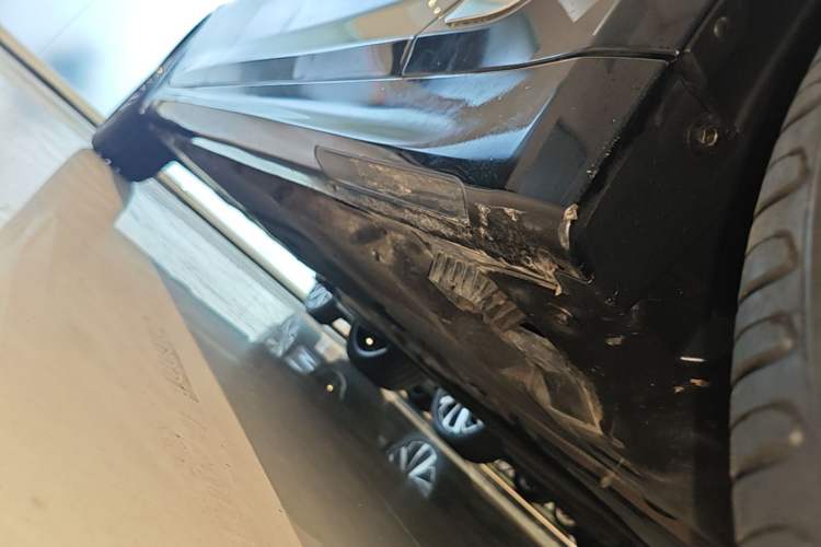 Used BMW 5 Series 2022 Second Facelift 530Li xDrive M Sport Package Right Side Sill