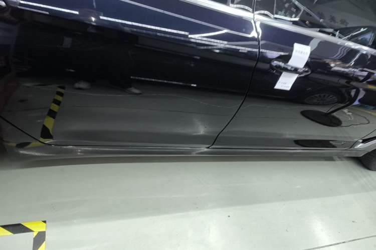 Used BMW 5 Series 2022 Second Facelift 525Li Luxury Package Right Side Sill