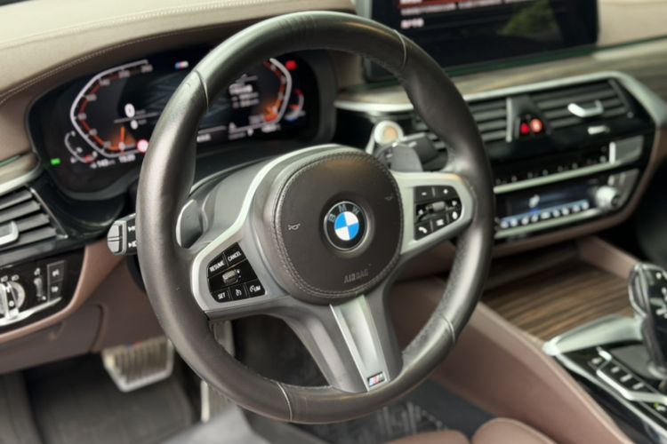 Used BMW 5 Series 2022 Second Facelift 530Li Luxury Version M Sport Package Steering Wheel