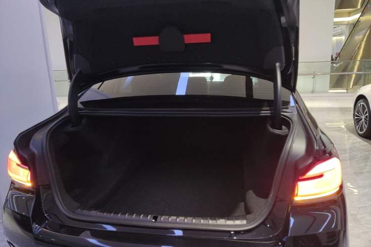 Used BMW 5 Series 2022 Second Facelift 530Li Leading Edition M Sport Package Trunk