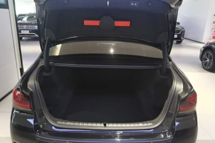 Used BMW 5 Series 2022 Restyled 530Li Leading Edition M Sport Package Trunk