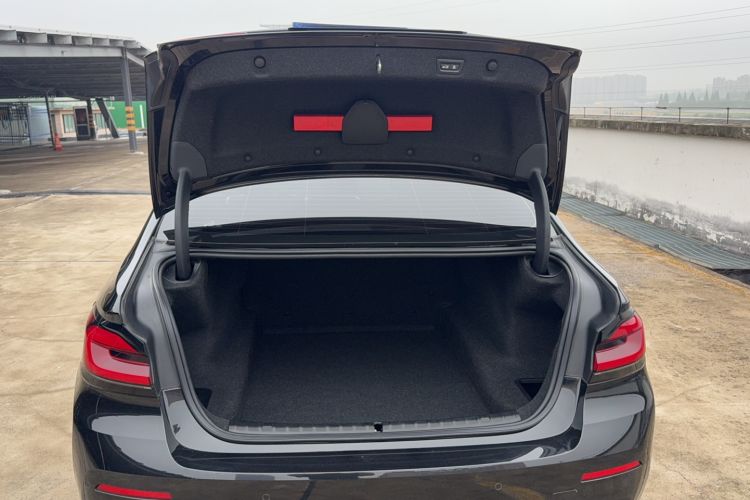 Used BMW 5 Series 2022 530Li Leading Luxury Package Trunk
