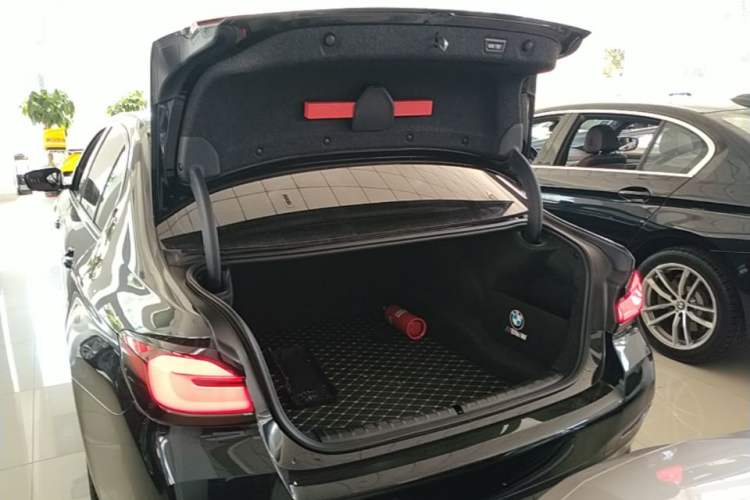 Used BMW 5 Series 2022 Restyled 530Li Leading Edition M Sport Package Trunk