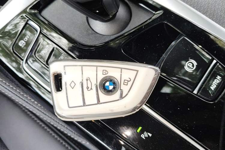 Used BMW 5 Series 2022 Second Facelift 530i Sport Line with M Sport Package Vehicle Key