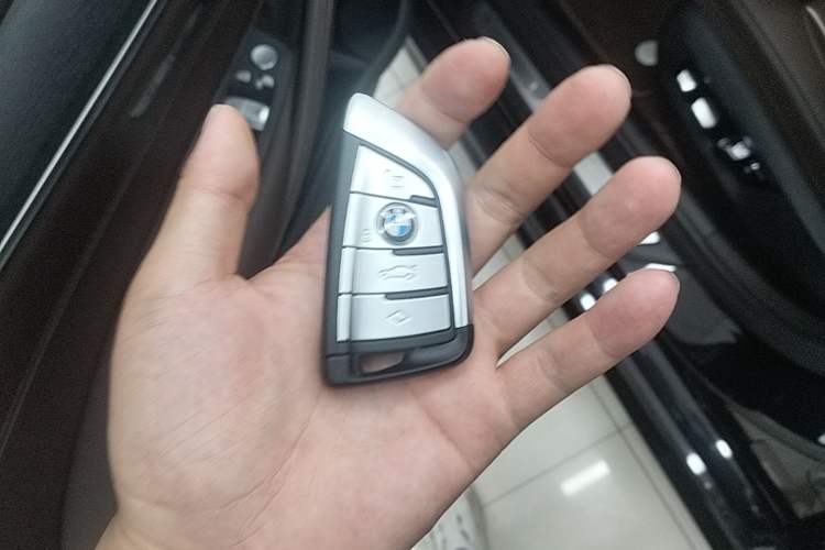 Used BMW 5 Series 2022 Second Facelift 530Li Luxury Version M Sport Package Vehicle Key