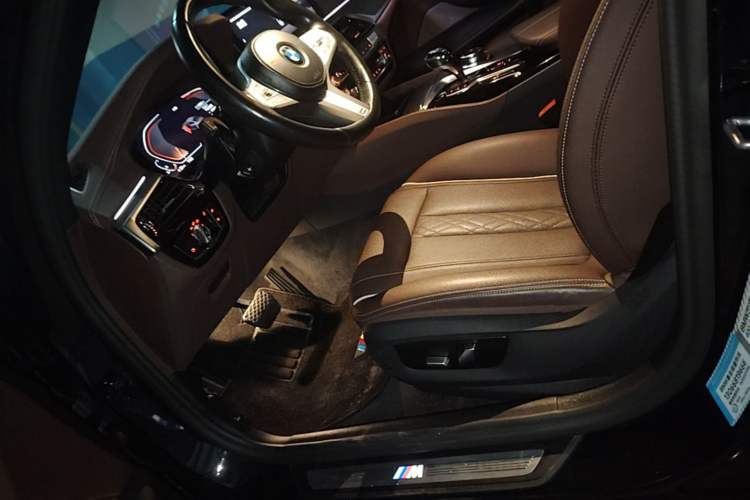 Used BMW 5 Series 2022 Second Facelift 530Li Leading Edition M Sport Package Left Front Seat