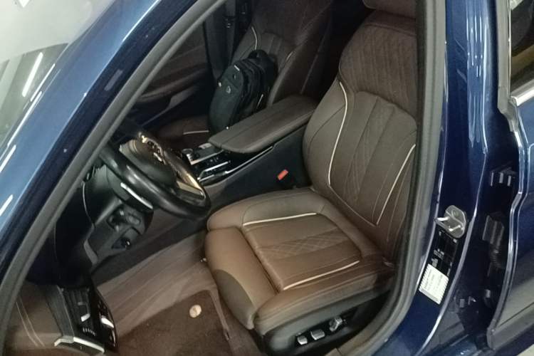 Used BMW 5 Series 2022 Restyled 530Li Luxury Edition M Sport Package Left Front Seat