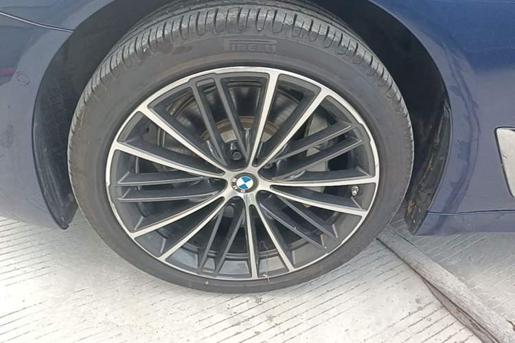 Used BMW 5 Series 2022 Restyled 530Li Leading Edition M Sport Package Left Front Wheel Hub