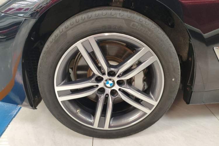 Used BMW 5 Series 2022 Updated 530Li Leading Edition Luxury Package Left Front Wheel Hub
