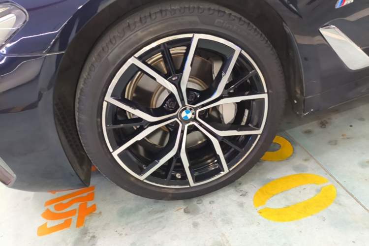 Used BMW 5 Series 2022 530Li Luxury Edition M Sport Package Left Front Wheel Hub