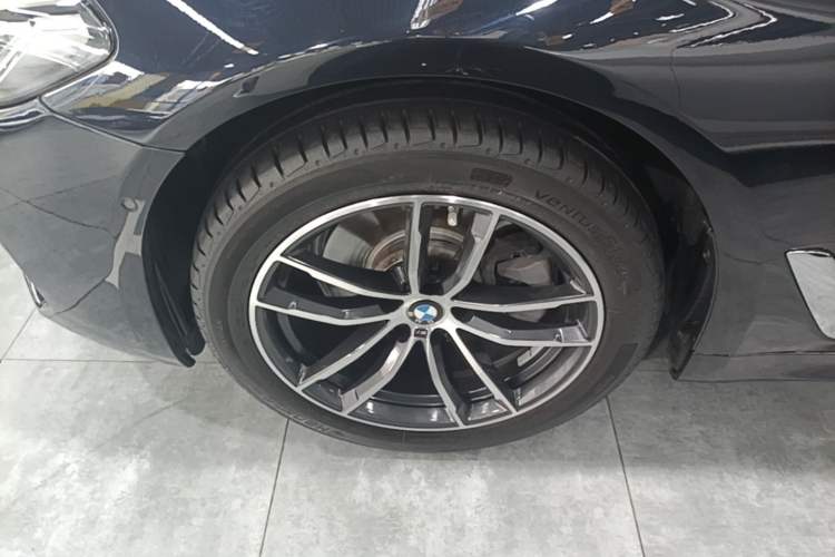 Used BMW 5 Series 2022 Second Facelift 525Li M Sport Package Left Front Wheel Hub