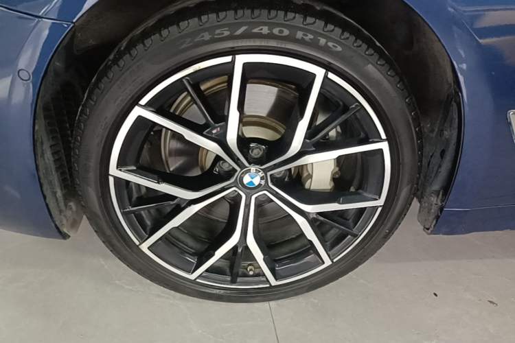 Used BMW 5 Series 2022 Restyled 530Li Luxury Edition M Sport Package Left Front Wheel Hub