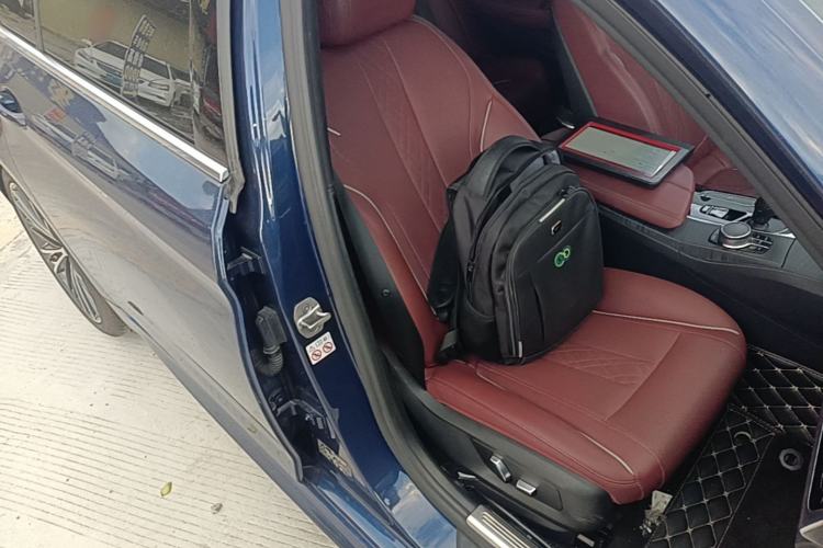 Used BMW 5 Series 2022 Restyled 530Li Leading Edition M Sport Package Right Front Seat