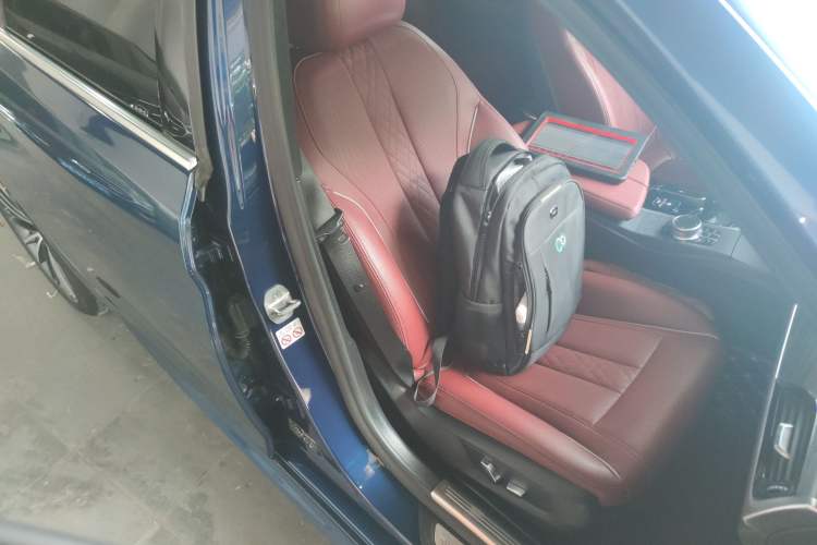 Used BMW 5 Series 2022 Restyled 530Li Leading Edition M Sport Package Right Front Seat