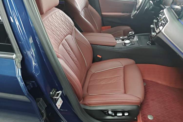 Used BMW 5 Series 2022 530Li Luxury Edition M Sport Package Right Front Seat