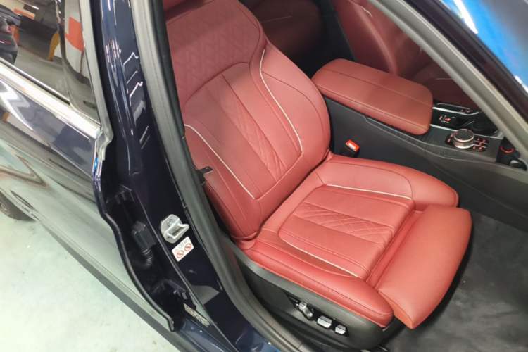 Used BMW 5 Series 2022 530Li Luxury Edition M Sport Package Right Front Seat