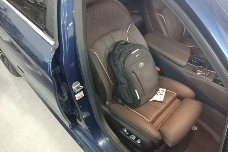 Used BMW 5 Series 2022 Restyled 530Li Luxury Edition M Sport Package Right Front Seat