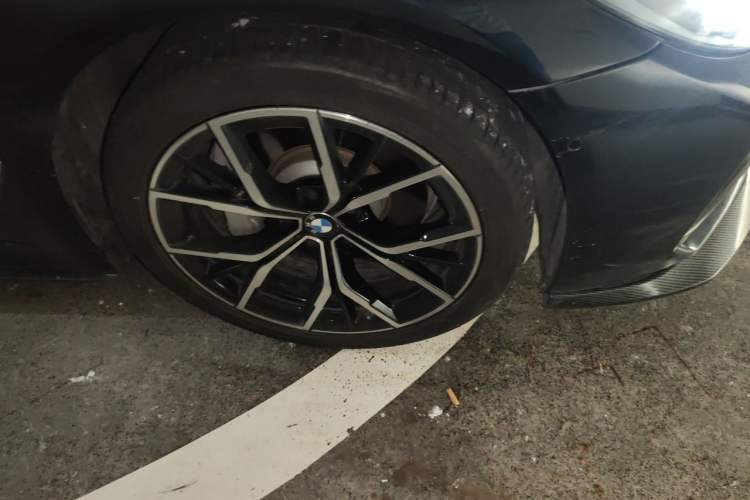 Used BMW 5 Series 2022 530Li Luxury Edition M Sport Package Right Front Wheel Hub