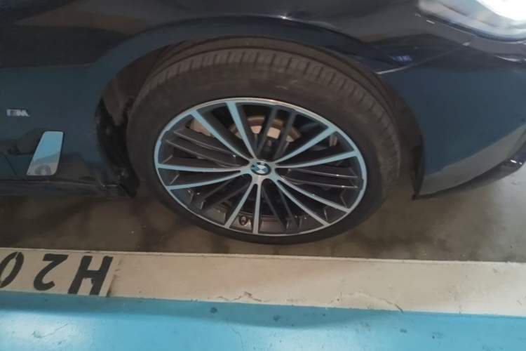 Used BMW 5 Series 2022 Restyled 530Li Leading Edition M Sport Package Right Front Wheel Hub
